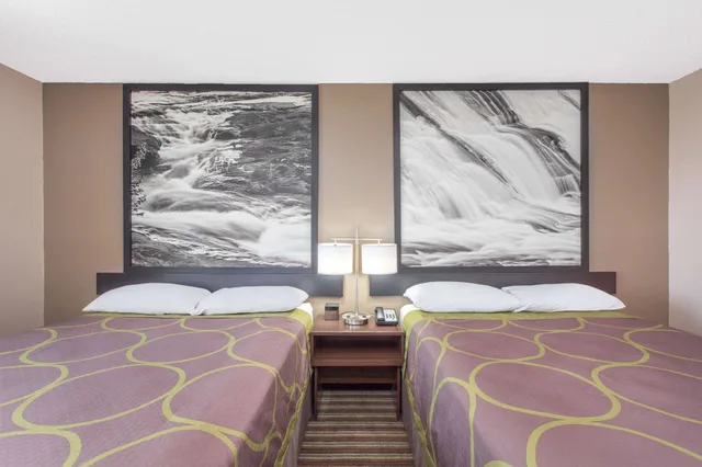 غرفة قياسية بسريرين كوين، Super 8 by Wyndham Columbus Airport 2/3