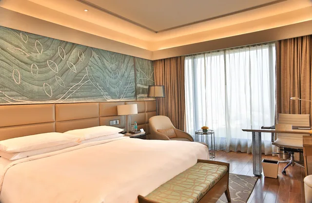 غرفة بريميير ديلوكس تنفيذية بسرير كينج بإطلالة على المتنزه، The Leela Ambience Convention Hotel Delhi 3/10