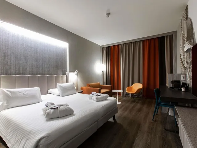 غرفة بريفيليج بسرير كينج بشرفة مع أريكة، MERCURE FIRENZE CENTRO 4/10