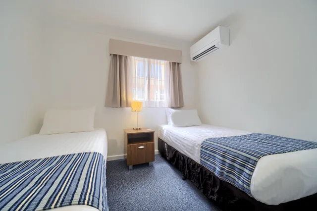 شقة بسرير كوين وسريرين منفصلين بغرفتي نوم، Albany Motel And Apartments 3/4