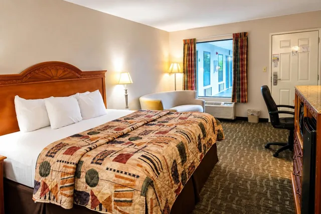 غرفة بسرير كينج مع أريكة، Days Inn by Wyndham Apple Valley Pigeon Forge/Sevierville 1/7