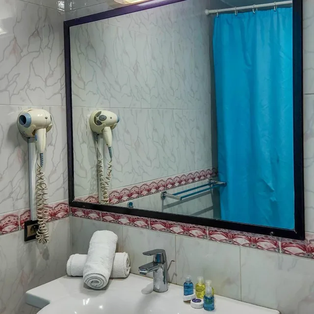 غرفة ثلاثية، Hotel Les Ambassadeurs 6/6