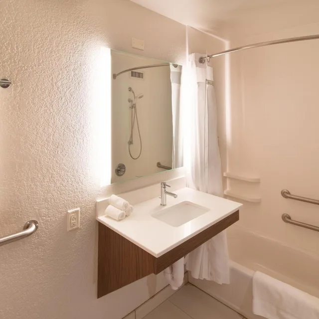 جناح بسرير كينج مع أريكة لذوي الإعاقة، Holiday Inn Express Hotel And Suites Worthington 7/7