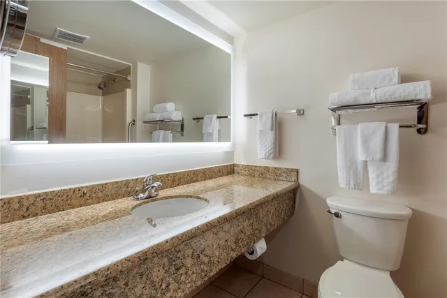 غرفة بسرير كينج، Best Western Plus Oak Harbor Hotel & Conference Center 3/3