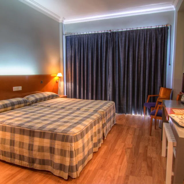 Room, Twin Beds, with Extra Bed, Hotel Azar 2/8