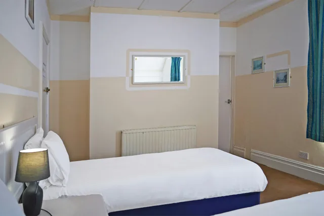 غرفة قياسية بسريرين منفصلين، OYO Langford Hotel, Brighton & Hove 3/5