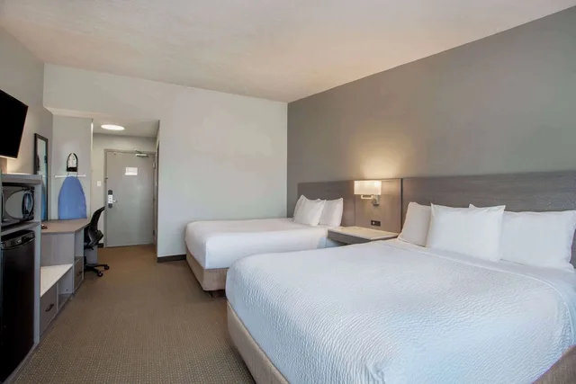 Room, 2 Queen Beds, Exterior Entrance, Ground Floor، Days Inn & Suites by Wyndham Moncton 2/8