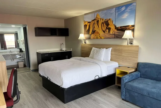Efficiency, Queen Bed، Days Inn by Wyndham Salina South 3/10