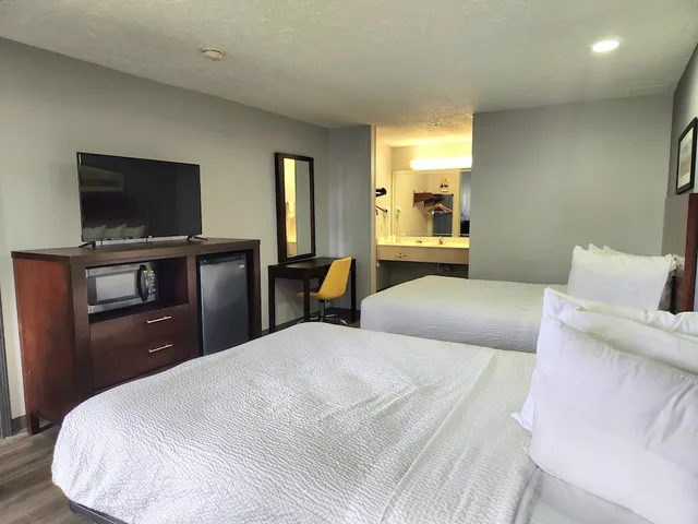 غرفة قياسية بسريرين كوين، Days Inn & Suites by Wyndham Winnie 5/7
