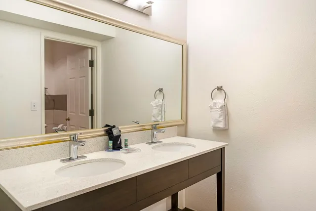 جناح بسرير كينج مع أريكة يُسمح فيها بالحيوانات الأليفة، Best Western Corvallis 3/3