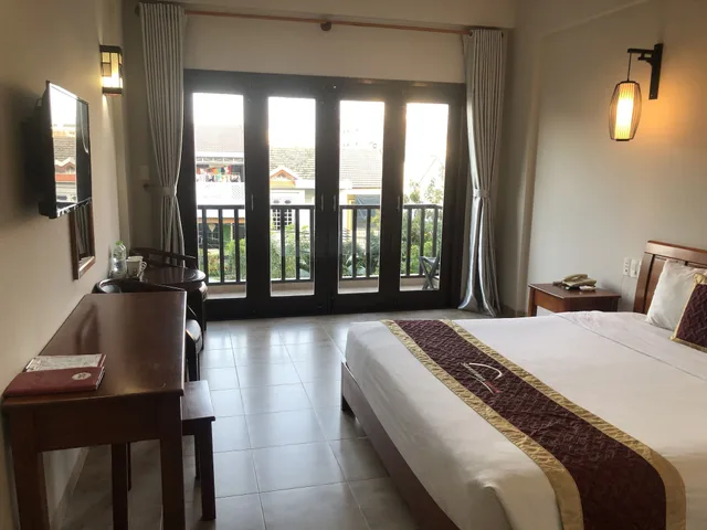 غرفة ديلوكس بسرير كينج بإطلالة على المسبح بشرفة، Sunshine Hotel 3/7