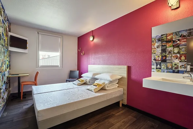 Car, Twin Beds, Side View، hotelF1 Moret Fontainebleau 5/6