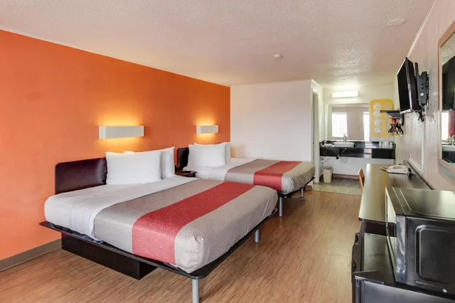 2 Full Beds - Non-Smoking، Motel6 Kalamazoo, MI 6/10