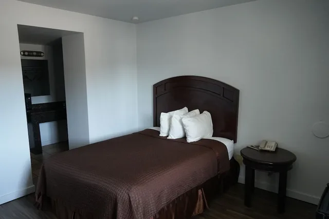 غرفة قياسية بسرير كوين، La Hacienda Motel 6/10