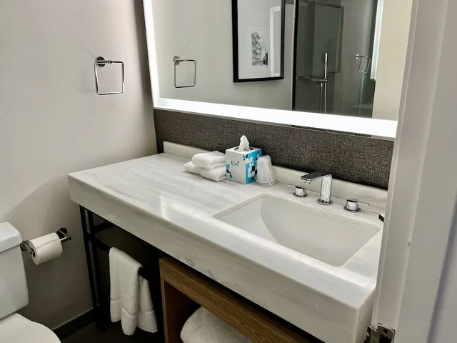 جناح استوديو بسريرين كوين بإطلالة على المسبح بشرفة مع أريكة، Sheraton Virginia Beach Oceanfront Hotel 7/9