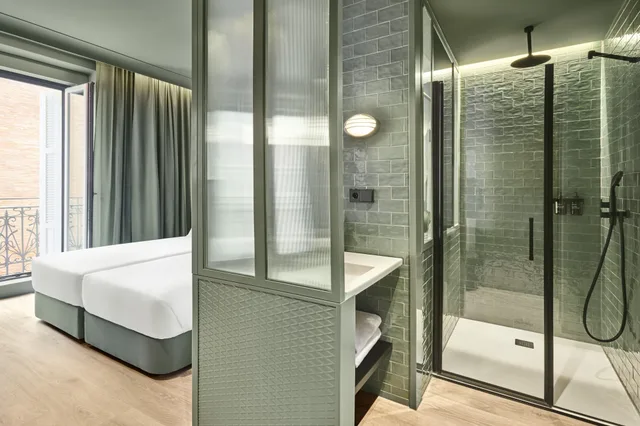 Deluxe, Queen Bed, Chic&basic Dot Hotel 4/5
