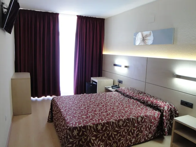 غرفة سوبيريور بسرير كوين بشرفة، Hotel Esplendid 1/3