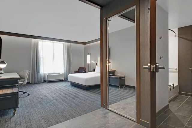 غرفة بسرير كينج مع أريكة، Courtyard by Marriott Manhattan 4/4
