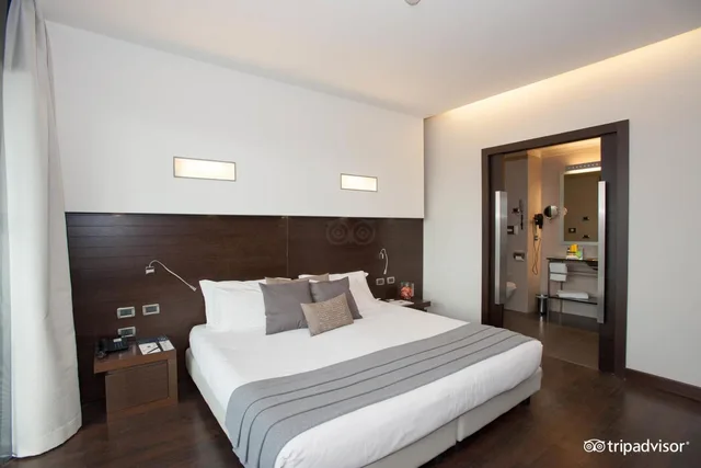 جناح جونيور، Hotel Selene 3/10