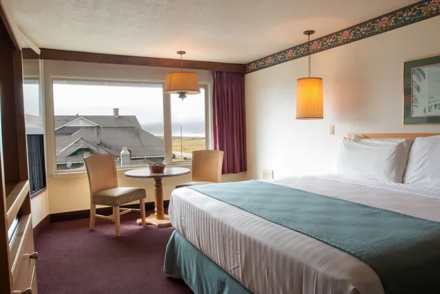غرفة بسرير كينج بإطلالة جزئية على البحر، Hi Tide Oceanfront Inn 1/6