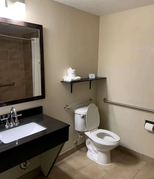 غرفة بسرير كينج لذوي الإعاقة، Best Western Airport Inn And Suites Cleveland 1/2