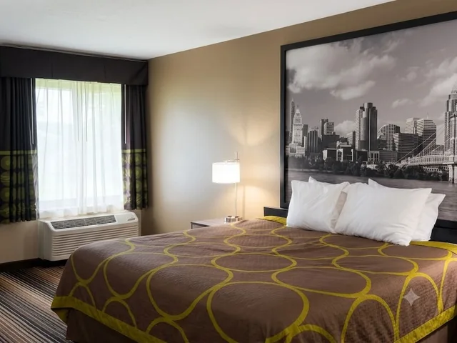 غرفة بسرير كينج للمدخنين، Super 8 by Wyndham Harrison OH 3/8