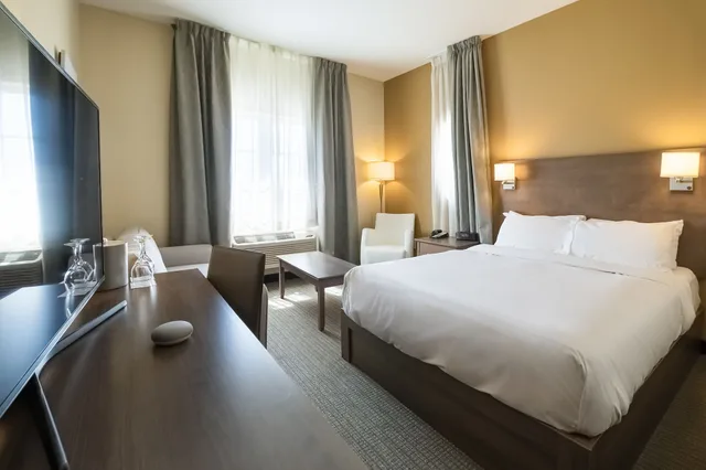 غرفة عائلية بسرير كوين مع أريكة، IMPERIA HOTEL & SUITES TERREBONNE 2/3
