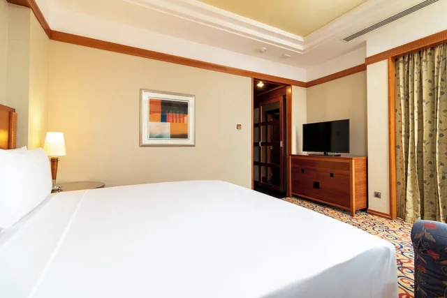 غرفة قياسية بسرير كينج بإطلالة على البحر للمدخنين، Holiday Inn Kuwait 2/6