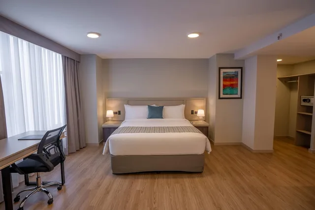 غرفة بسرير كوين مع أريكة، La Quinta by Wyndham Quito 1/10