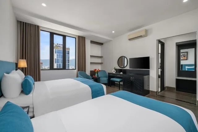 غرفة ديلوكس ثلاثية بسرير كوين وسرير فردي بإطلالة على المدينة، Vian Hotel 2/7