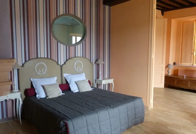 Comfort, Queen Bed, Hotel Le Relais Louis Xi Rest. Le Xi Cote Loire 2/4