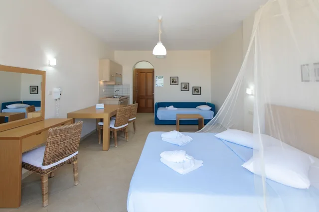 غرفة ثلاثية بسرير كينج مع أريكة، Margaritari Hotel 2/8