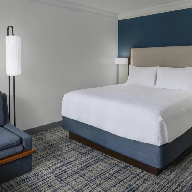 Room, King Bed, Bathtub, Accessible, Courtyard By Marriott Palo Alto Los Altos 3/5