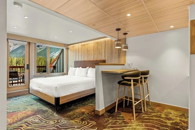 جناح بسرير كينج بإطلالة على الجبل مع أريكة، Otter Hotel 4/6