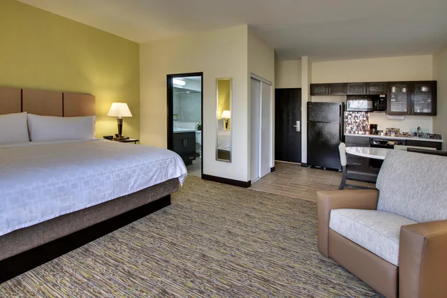 استوديو بسرير كوين، Candlewood Suites Wichita East An Ihg Hotel 1/2