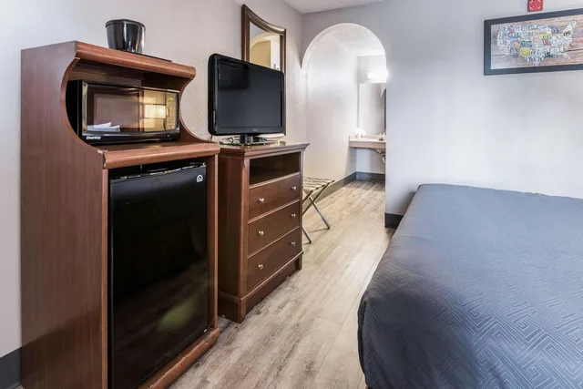غرفة بسرير كينج، Econo Lodge Gainesville Downtown Area 2/3
