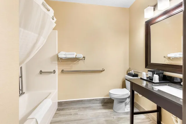 غرفة بسرير كوين بحوض استحمام لذوي الإعاقة، Comfort Inn Marion 6/6