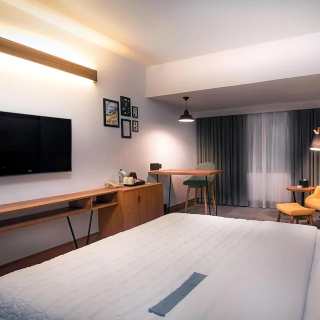 Guest Room, Deluxe, King Bed, City View, Le Meridien Abu Dhabi 6/10