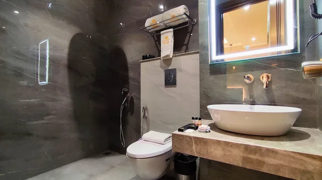 غرفة بريميوم بسرير كينج، MGR Hotel Moradabad 9/10