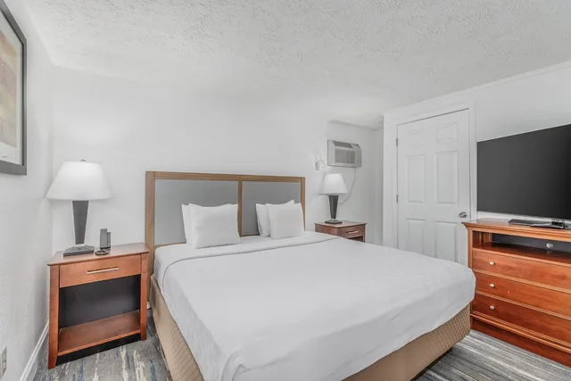 لوفت بسرير كينج بحوض جاكوزي، Crossroads Inn & Suites 1/2