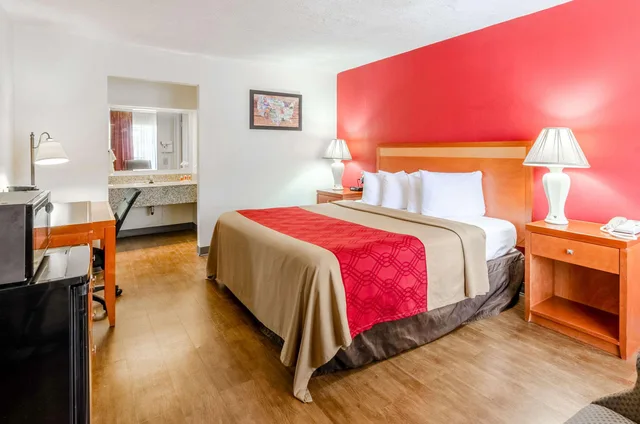 غرفة بسرير كينج للمدخنين، Econo Lodge Martinsville 1/3