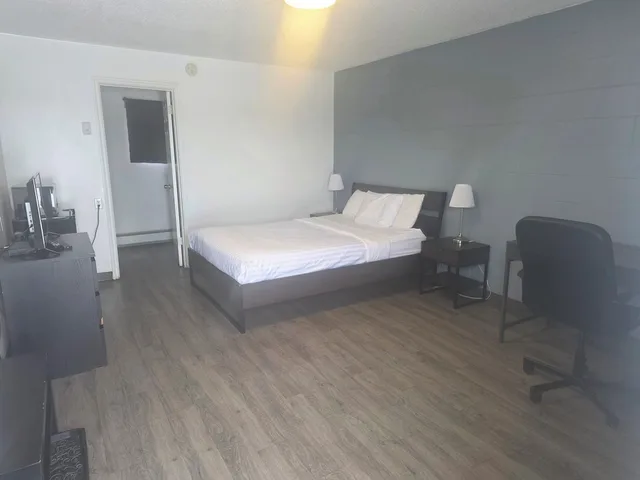 غرفة بسرير كوين يُسمح فيها بالحيوانات الأليفة، Howard Johnson by Wyndham Grande Prairie 1/4