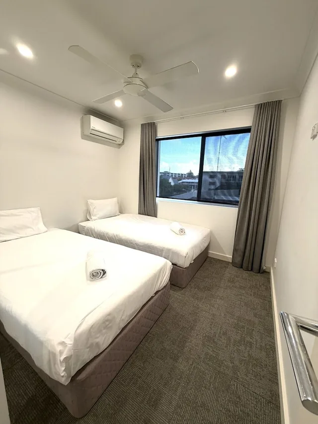 Renovated, 2 Bedrooms, Superior, Apartment, 1 King and 2 Queen Beds، Southport Motel & Apartments 5/8