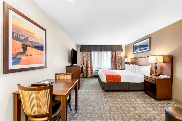 غرفة بسرير كينج يُسمح فيها بالحيوانات الأليفة، Best Western Rocky Mountain Lodge 3/4