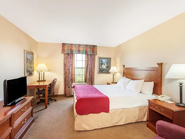 Standard, King Bed, Accessible, Ramada by Wyndham Sparta/At Speedway 1/3