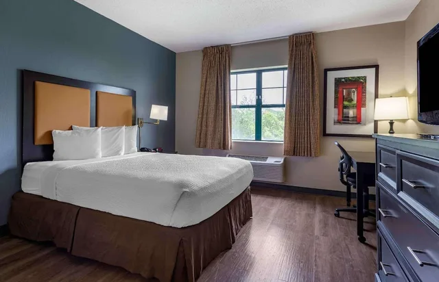 غرفة عصرية بسرير كوين بمطبخ للمدخنين، Studio6 Extended Stay Fishkill Westage Center NY 1/10