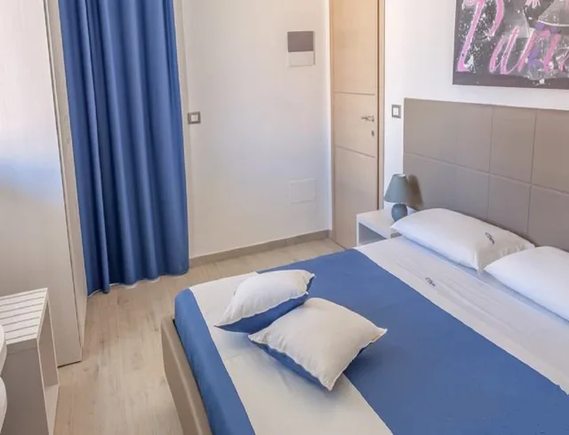غرفة بسرير مزدوج بإطلالة على الحديقة بشرفة، B&B Estasi Sul Mare 2/3