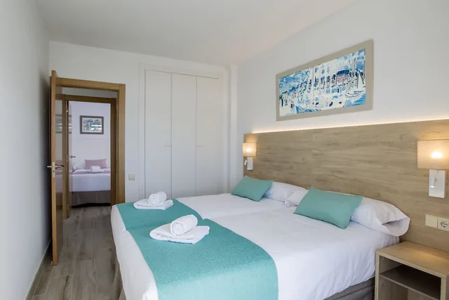 شقة بريميوم بأربعة أسرّة بإطلالة على المسبح بغرفتي نوم مع أريكة، Aparthotel Cye Holiday Centre 2/8