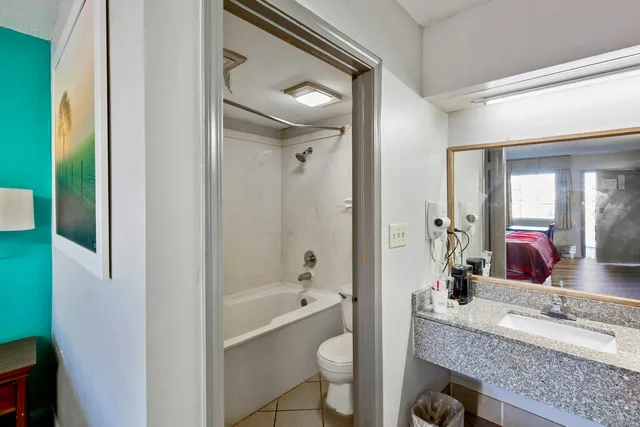 King Bed Smoking with Jetted Tub, Hotel O Columbia Downtown near I-65 4/4