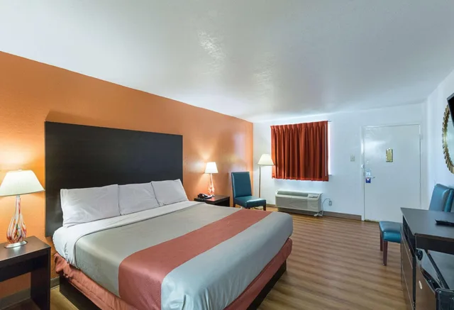 غرفة بسرير كينج، Motel6 San Antonio, TX - I-10 West 7/10